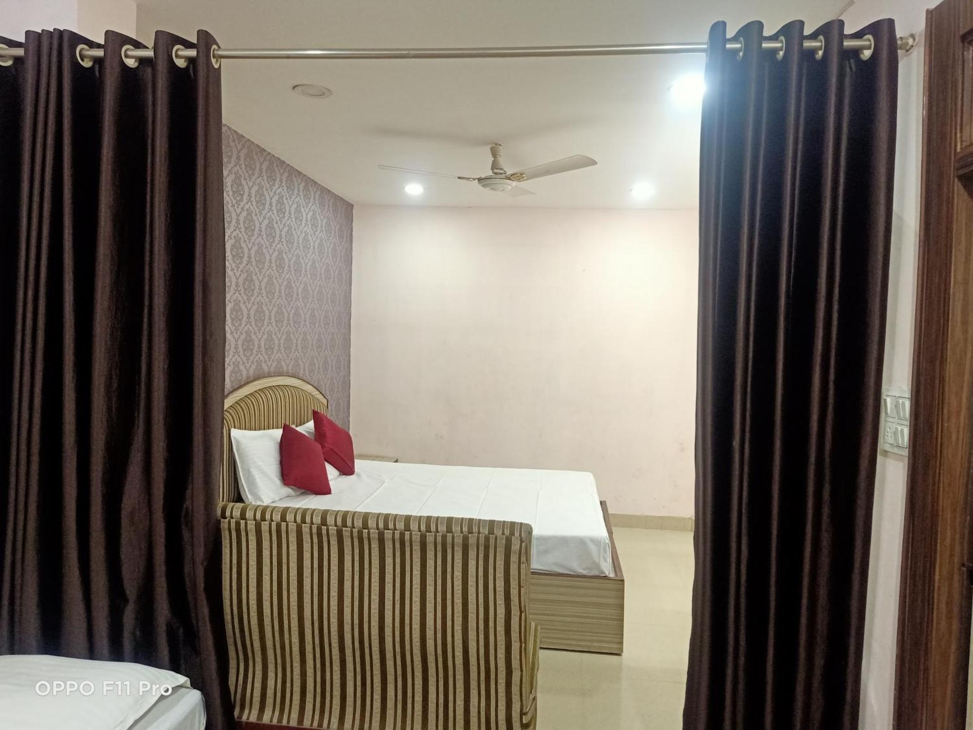 Hotel Ambassador Inn Gwalior Esterno foto